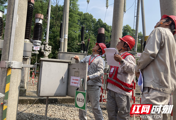 7月13日，国网桃源供电公司变电运维检修人员在35千伏断路器检修现场进行机构调试。任丽华 摄