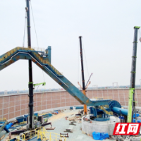 巴陵石化己内酰胺搬迁项目取料机龙门架吊装成功