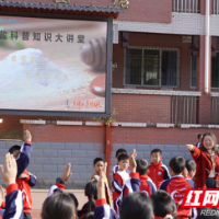 “雪天暖心 四季同行”希望校服志愿行动走进坪坦乡中心小学