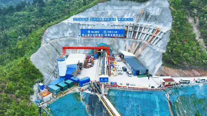 洞庭一湖水 三湘万重安