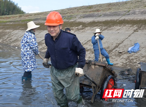 株洲酒埠江灌区管理局领导班子带头清淤渠道 志愿劳动成传统