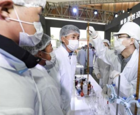 一根辣条的逆袭：求变创新成当代“网红”