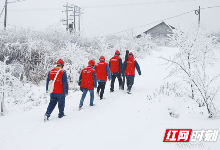 组图丨迎战寒潮！他们顶风冒雪保供电