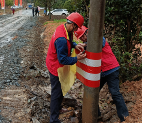 电杆穿上“防撞衣” 再给安全加把“锁”