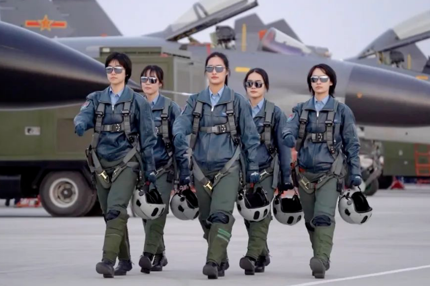 这5个开战斗机的姑娘，顺利单飞！