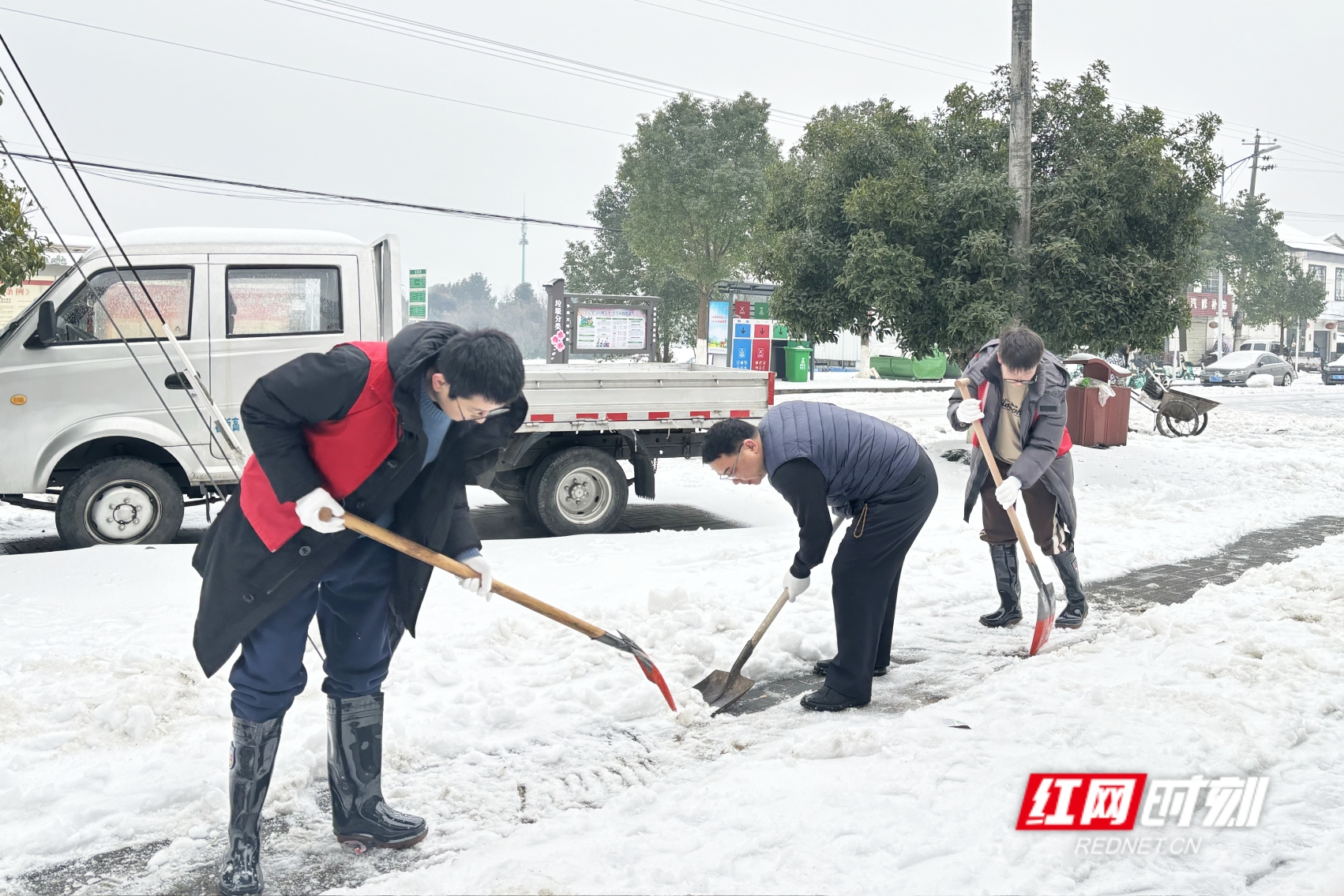 桃花源旅游管理区发改局(县国动办)志愿者们开展破冰除雪行动。