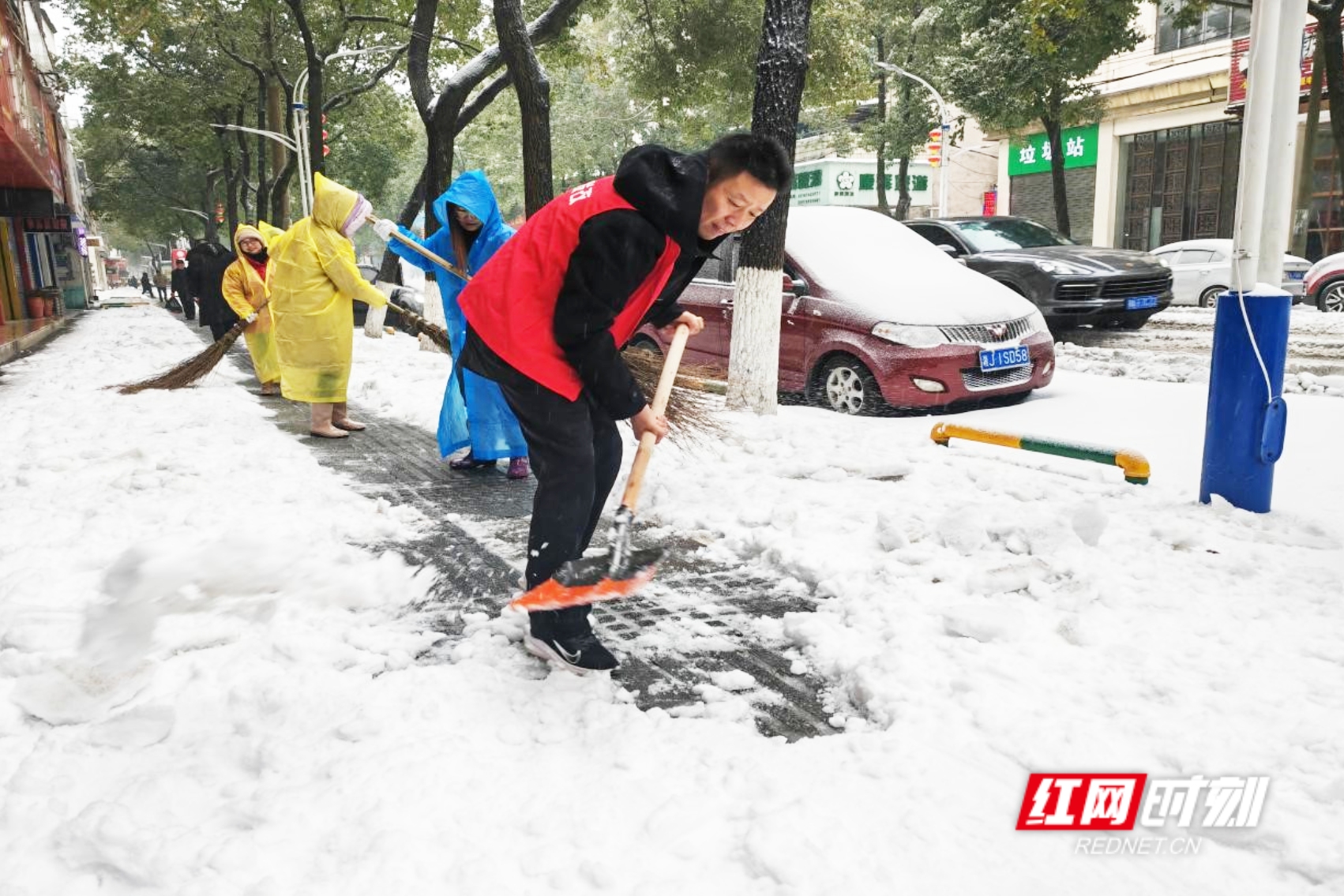 桃源县发改局(县国动办)组织干部职工40余人下沉包保路段开展扫雪除冰志愿服务活动，用实际行动守护人民群众出行安全。