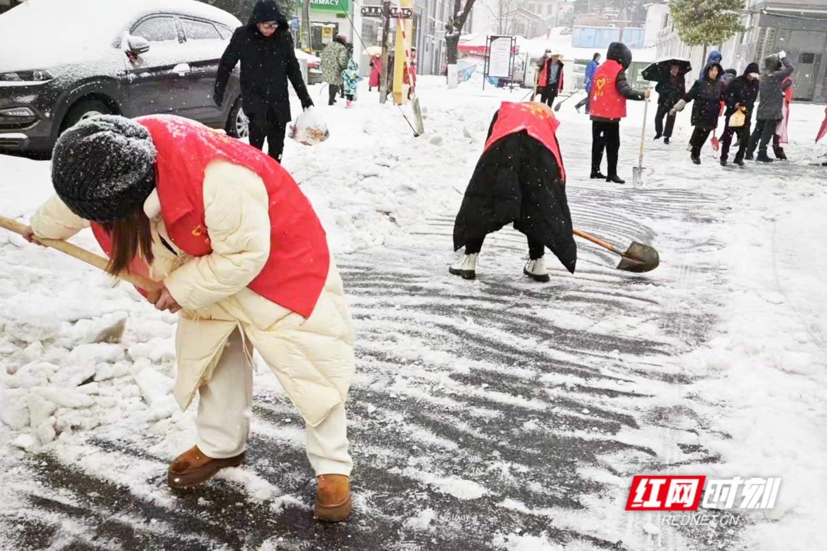 大雪纷飞，津市市发改局(市国动办)的铲雪小分队紧密协作、配合默契，不仅对路面冰雪进行了彻底清除，还为沿街铺面清除了店前积雪。