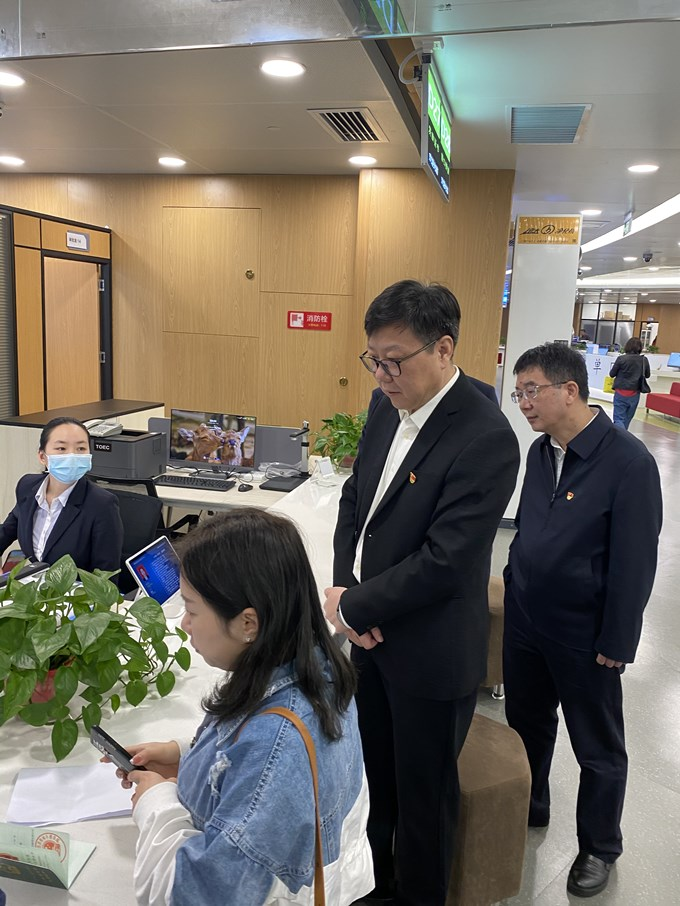 鹿山赴省政府政务服务大厅住建厅服务窗口调研
