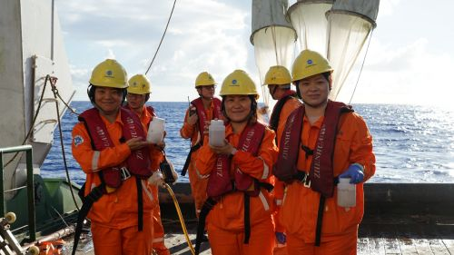 “海洋地质六号”完成今年首项深海地调任务