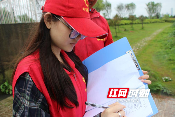 24小时巡堤保安全 洋湖片区城市环境整治工程项目为群众办实事