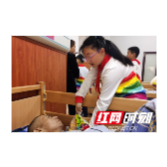 长沙县百熙实验学校七彩花中队开展重阳节志愿服务活动