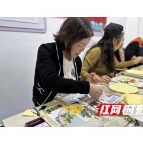 至“扇”至美  长沙桃岭社区开展亲子干花团扇手工活动