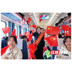 红色专列载梦启航 衡阳火车站护航982名学子韶山研学