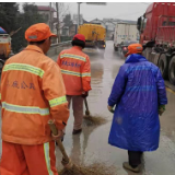 涟源公路及时清除路面污染保公路畅安