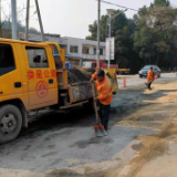 娄星区公路养护人员争分夺秒清障保畅