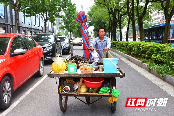 大爷说：“趁着今天天气好，街上行人多，在家匆忙吃了饭就赶着出门做点生意。”（李梅花/摄）