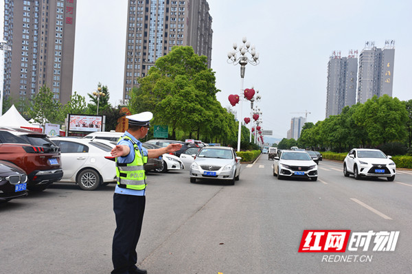 拥堵路段，交警疏导交通。（李梅花/摄）