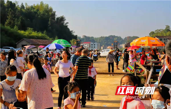 火辣辣秋天的太阳炙烤着大地，游客们顶着烈日纷至沓来。据统计，试营业当天吸引县域内游客达4000多人。