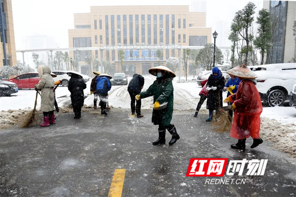  撒盐能加快雪的溶解，防止地面过滑带来的危险，保证广大就医患者生命安全和医院道路安全畅通。