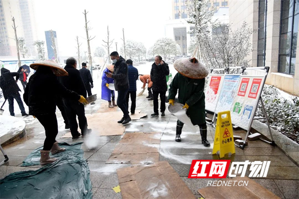 这场暴雪不仅是对医院就医秩序的考验，更是对医院广大干部职工的考验。暴雪没有阻挡双峰县人民医院人的脚步，大家积极应对、措施得当，迸发出勇于奉献、团结协作的精神，为广大患者创造了良好的就医环境，有力保障了患者的就医安全。