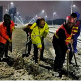 迎“寒”而上 不畏风雪 新化公路人全力以赴保畅通