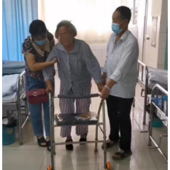 九旬老人不慎跌倒 髋关节手术助她重新站立