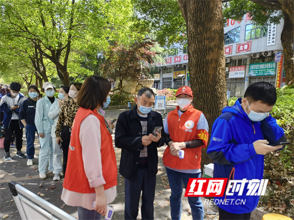 近期以来，娄底疫情形势严峻复杂，娄底市水利局党组把抓好疫情防控工作作为重大政治任务，巩固拓展党史学习教育成果，充分发挥党组织战斗堡垒和党员先锋模范作用，组织成立市水利局疫情防控党员志愿服务队，下沉联点帮扶的贤童社区，加入社区各核酸采样点临时党支部，全力协助社区做好收集信息、维护秩序、文明劝导等工作。