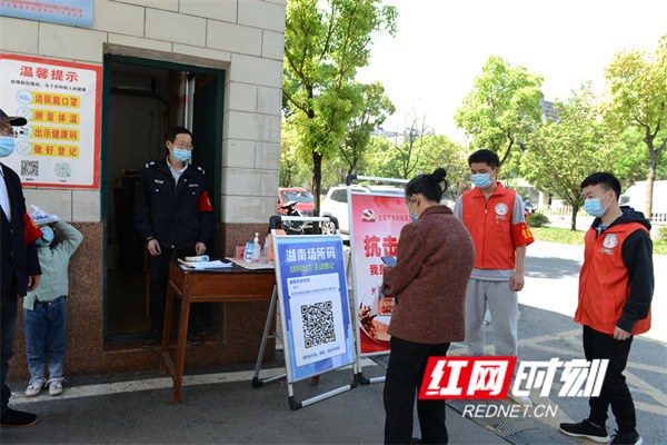 以创建无疫机关为契机，娄底市水利局以“党建引领+组织号召+党员先行”模式，设立2个“党员先锋岗”，90余名党员干部踊跃排班值守，争做院落排查员、管理员、引导员、讲解员、宣传员、守门员、卫生员、服务员，构筑市水利局机关院落疫情防控的铜墙铁壁。