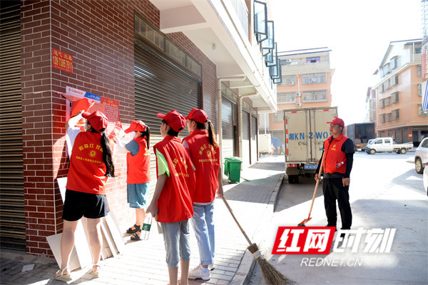 8月6日上午，双峰县人民医院10余名“和森红”志愿服务队员，在院团委书记刘世俊的带领下，赴井元社区开展“我为城市洗个澡——清除‘牛皮癣’”志愿服务活动。