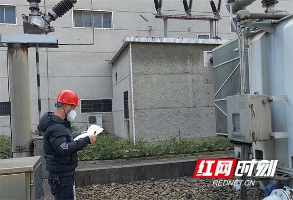 1月19日，经研所变电设计人员在冷钢220千伏变电站开展现场查勘。（袁舒）