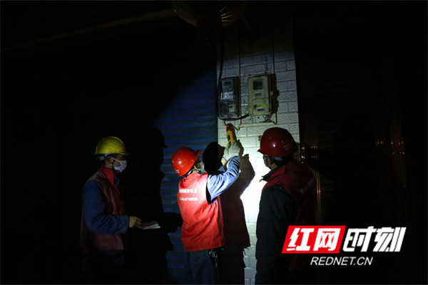 1月19日，冷水江公司东方红（电骏马）共产党员服务队在夜间用电高峰期开展低电压检测。（段盛枫）