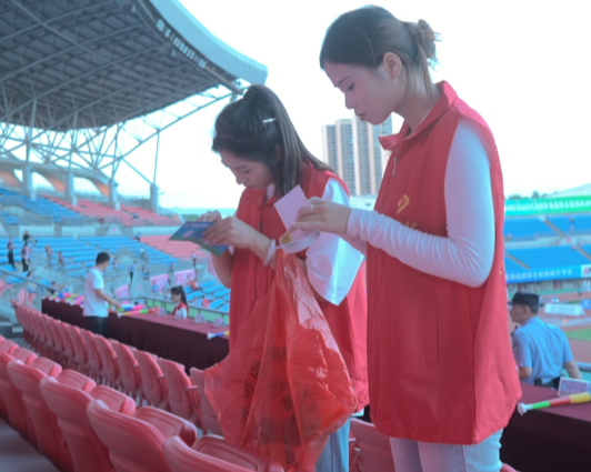 视频｜178名青年志愿者闪耀“湘超” 娄底青春力量保障赛事顺畅运行