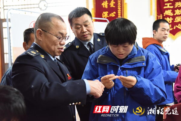 石峰税务：“云税爱心志愿服务队”真情帮扶贫困大学生