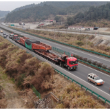 湖南多部门联动春运期间护送4.8米高大件运输车安全到赣