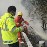 高速公路护坡忽然起火 疑似乱扔烟头惹的祸