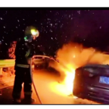 大雪中两车追尾起火 龙山管理所迅速救援