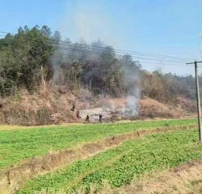 湘乡市龙洞镇一田地着火 各部门及时处置