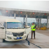 面包车高速公路上突发故障自燃 长沙高速收费员2分钟化险为夷