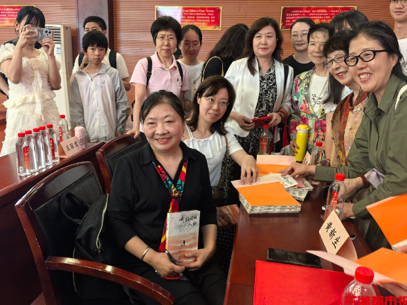 她扫过尘土也写下人间!长沙环卫女工黄新生出版首部个人作品集