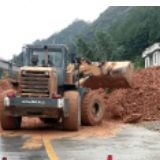 益阳安化县公路部门积极抢通塌方路段