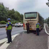 巡查路遇紧急情况 长潭路产大队路管员及时处置客车故障