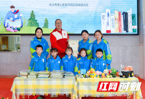 爱心募捐 小小捐赠人捐出爱心义卖善款