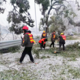 赫山公路：昼夜抗战冰雪  护航春运回家路