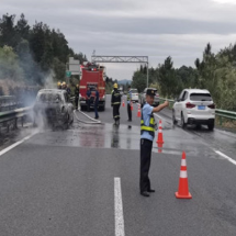 小车高速上起火  岳阳多部门紧急救援