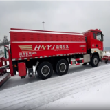 岳阳高速积冰严重 破冰除雪车火速驰援