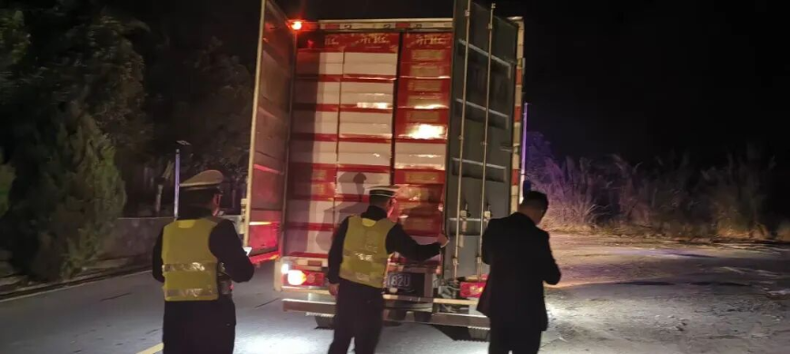 湘西州永顺县查处一起非法运输烟花爆竹案