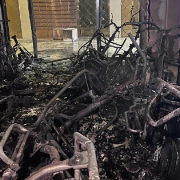 住宅楼内“小电驴”引燃周边车辆,现场一片狼藉