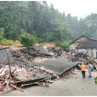 惊险5分钟!凌晨山体滑坡冲垮房屋,5人全部安全转移