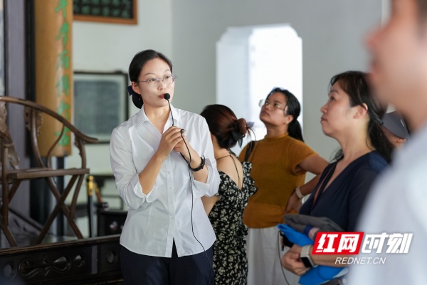 书院讲解员向公众讲解书院历史.jpg 书院讲解员向公众讲解书院历史.jpg
